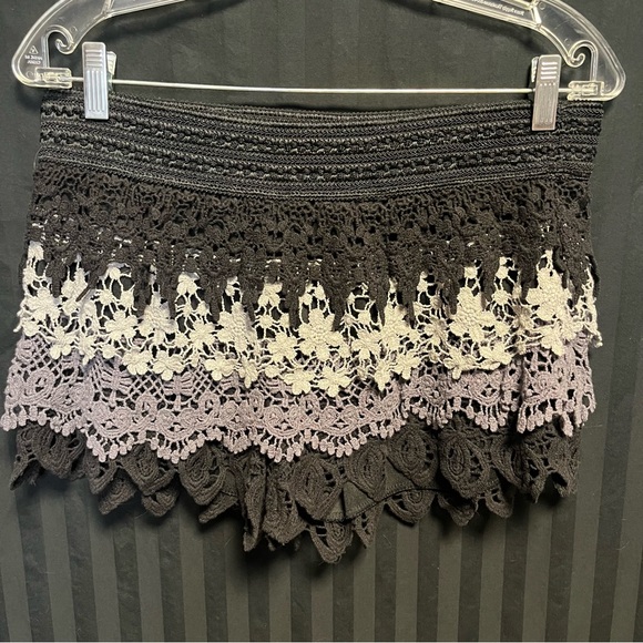 Tiered lace shorts - Picture 9 of 9